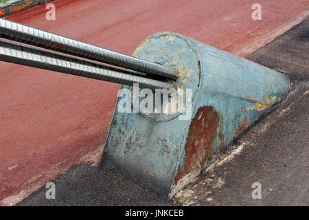 Metall im Alter von verrosteten Unterstützung für Hängebrücke Seile closeup Stockfoto