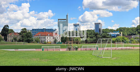 VILNIUS, Litauen - 6. Juli 2017: Das Sportstadion der staatlichen Universität Vilnius wurde in der USSR Zeit gebaut. Es ist die historische grüne Elite ce Stockfoto