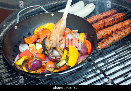 Grill-Gemüse und Kebab Grillen auf einem Raster von Rauchen heiße Kohlen Stockfoto