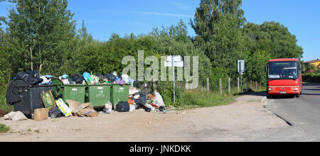 VILNIUS, Litauen - 23. Juli 2017: Überfüllte Mülleimer neben der Bushaltestelle. In diesem baltischen Land wird die Enviro sehr wenig Geld zugewiesen. Stockfoto