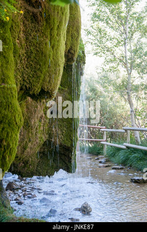 Zarte Wasserfall von frischem Quellwasser in der Nähe von der Ermita de Sta Elena, Pyrenäen, Huesca Provinz, Aragon, Spanien Stockfoto