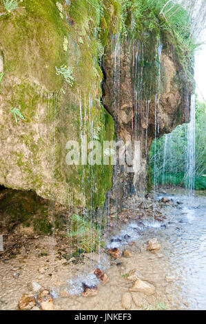 Zarte Wasserfall von frischem Quellwasser in der Nähe von der Ermita de Sta Elena, Pyrenäen, Huesca Provinz, Aragon, Spanien Stockfoto