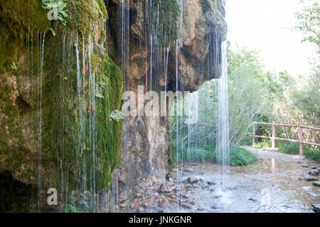 Zarte Wasserfall von frischem Quellwasser in der Nähe von der Ermita de Sta Elena, Pyrenäen, Huesca Provinz, Aragon, Spanien Stockfoto