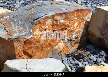 Massive mineralische gebeizt Kalksteinblock vor Kurzem aus instabilen Öl Lager schiefer Felswand neben Kimmeridge Simsen, Dorset UK gebrochen Stockfoto