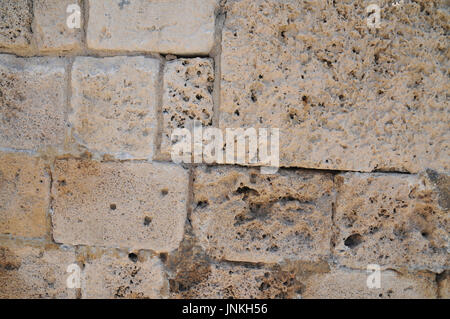 Nahaufnahme von einer Wand aus rohen Ziegeln von Kurkar ein kalkhaltiger Sandstein oder Meer versteinerten Sanddünen in Israel häufig gebaut. Fotografiert in Acre Stockfoto