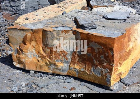 Massive mineralische gebeizt Kalksteinblock vor Kurzem aus instabilen Öl Lager schiefer Felswand neben Kimmeridge Simsen, Dorset UK gebrochen Stockfoto