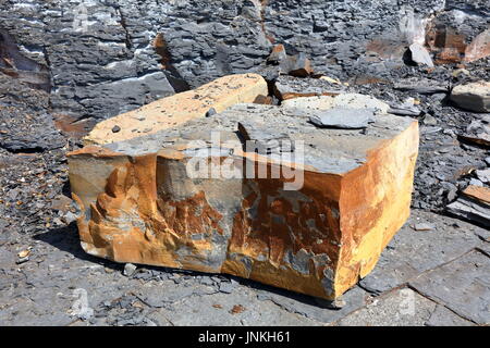 Massive mineralische gebeizt Kalksteinblock vor Kurzem aus instabilen Öl Lager schiefer Felswand neben Kimmeridge Simsen, Dorset UK gebrochen Stockfoto