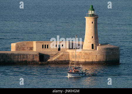 Segeln im Mittelmeer. Wellenbrecher Leuchtturm vorbei, beim Eintritt in Maltas Grand Harbour Yacht Stockfoto