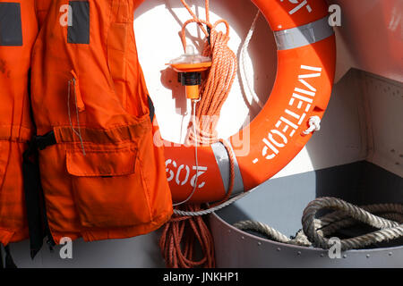 Schwimmweste und Rettungsboje an Bord eines Bootes Stockfoto