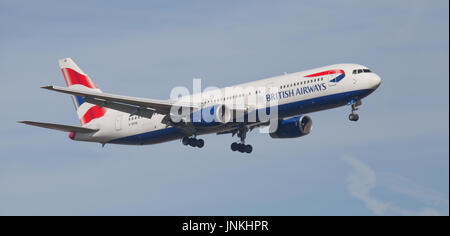 British Airways Boeing 767 G-BZHB im Endanflug auf den Flughafen London-Heathrow LHR Stockfoto