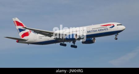 British Airways Boeing 767 G-BZHB im Endanflug auf den Flughafen London-Heathrow LHR Stockfoto