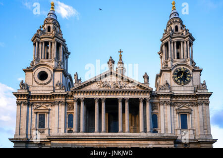 LONDON - 27 Juli: St. Pauls Kathedrale in London am 27. Juli 2017 Stockfoto