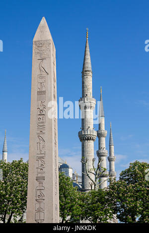 Ägyptische Obelisk und Minaretten der Blauen Moschee in Istanbul, Türkei. Stockfoto