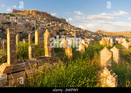 Blick über die Stadt Mardin durch einen alten Friedhof, der Türkei. Stockfoto