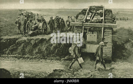 Tank vorbei erobert deutsche Geschütze, Schlacht von Cambrai 1917 Stockfoto