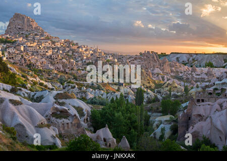 Blick auf die Felsformationen und Höhlenwohnungen von Uchisar, bei Sonnenaufgang, Kappadokien, Türkei. Stockfoto