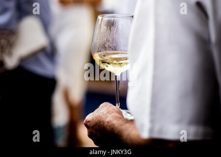 Kellner servieren Weingläser. Rot, Weiß und Champagner Gläser bei gesellschaftlichen Veranstaltungen. Stockfoto