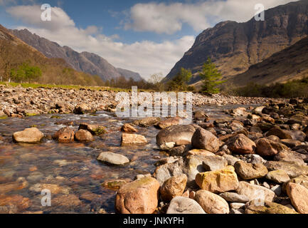 Flusses Coe läuft durch Glencoe, Scotland, UK Stockfoto