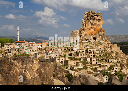 Alte Häuser und Höhlenwohnungen in Ortahisar, Kappadokien, Türkei. Stockfoto