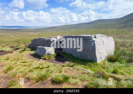 Der Dwarfie Stane liegt eine Megalith gekammerten Grab geschnitzt aus einem Block von Devon alten roten Sandstein in einem steilen vergletscherten Tal Stockfoto