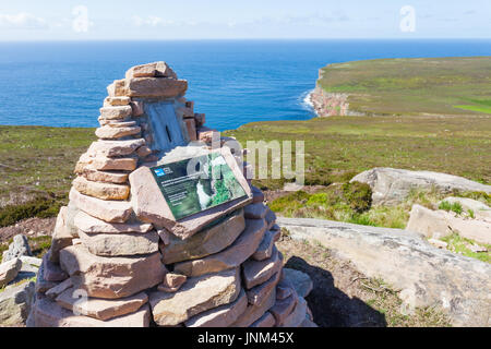Stone Stapeln Zeichen für die RSPB in der Nähe von Old Man of Hoy, Hoy, Orkney UK Stockfoto