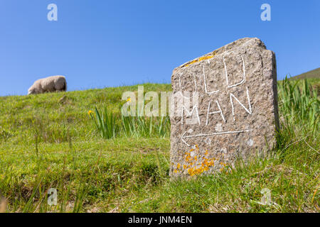 Schild zeigt den Weg zu dem alten Mann von Hoy eine beliebte Klettern anzubringen, Hoy, Orkney UK Stockfoto