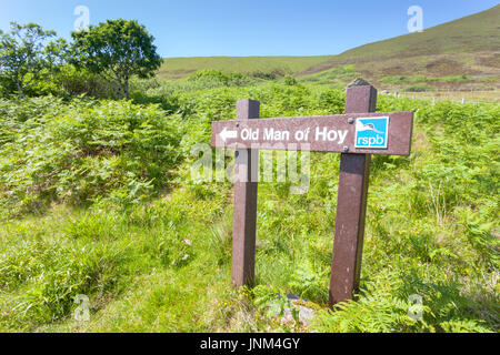 Schild zeigt den Weg zu dem alten Mann von Hoy eine beliebte Klettern anzubringen, Hoy, Orkney UK Stockfoto