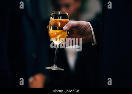 Kellner servieren Weingläser. Rot, Weiß und Champagner Gläser bei gesellschaftlichen Veranstaltungen. Stockfoto