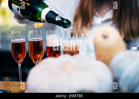 Kellner servieren Weingläser. Rot, Weiß und Champagner Gläser bei gesellschaftlichen Veranstaltungen. Stockfoto