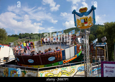 Fahrgeschaeft Auf der Kirmes bin Moselufer von Bernkastel-Kues, Mittelmosel, Rheinland-Pfalz, Landkreis Bernkastel-Wittlich, Deutschland, Europa | ASD Stockfoto