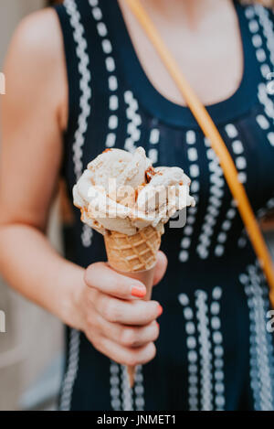 Frau mit rose Eis in der hand Stockfoto