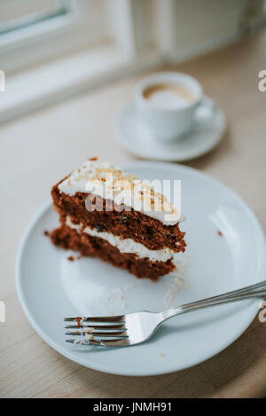 Karotte-Kuchen und Kaffee im café Stockfoto