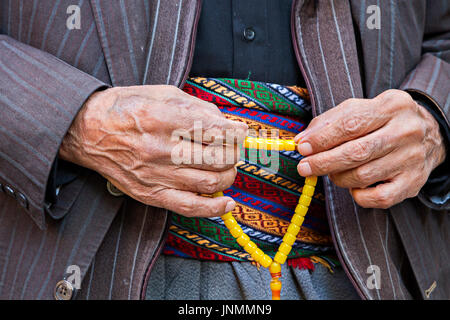 Sorge Perlen in den Händen, Sanliurfa, Türkei. Stockfoto