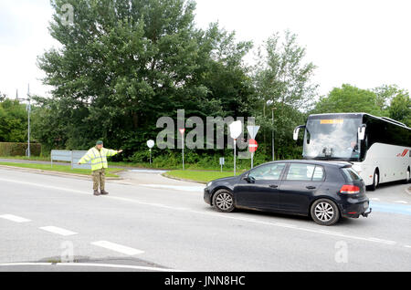 Sonderborg, Dänemark - 30. Juli 2017: Guides direkt der Schwerverkehr am Ende ein Pfadfinderlager. Stockfoto