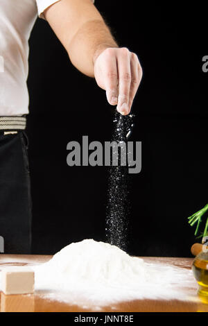 Männliche Bäcker Mehl auf dem Stapel von hand Stockfoto