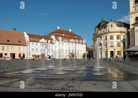 Brunnen bei Grand Square (Piața Mare), Sibiu, Rumänien Stockfoto