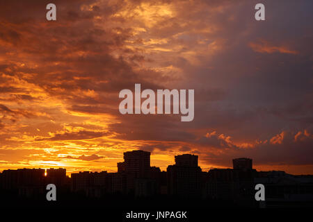 Schöner Sonnenuntergang Szene in der Stadt mit dunklen Silhouetten von Gebäuden Stockfoto