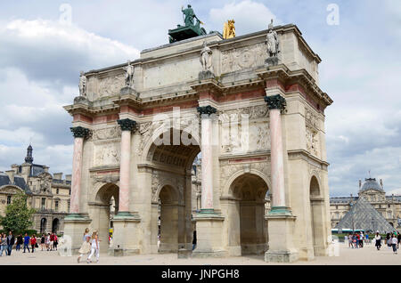 Paris, Arc de Triomph du Carrousel, in Place du Carrousel, im Musée de Louvre, Paris, Frankreich, Stockfoto