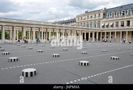 Paris, Frankreich, Palais Royal, Cour d ' Honneur, doppelte Kolonnade, Daniel Burens Les Deux Plateaux, umstrittene Skulptur, spielende Kinder. Stockfoto