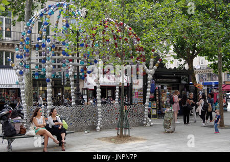 Skulptur, Installation, durch Jean-Michem Othoniel, bilden Eingang zum Palais Royal-Louvre Museum u-Bahnstation, Paris, Frankreich. Stockfoto