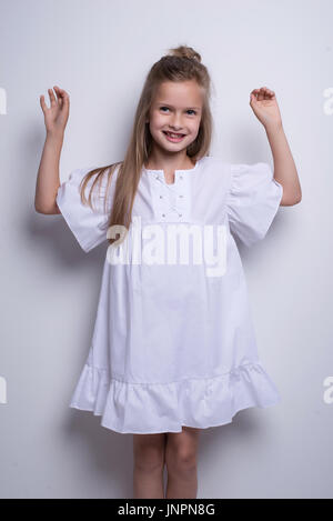 Niedliche kleine Mode-Modell auf weißem Hintergrund. Schöne Mädchen Studio gedreht Stockfoto