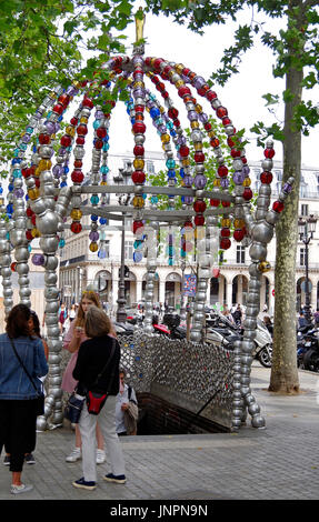 Skulptur, Installation, durch Jean-Michem Othoniel, bilden Eingang zum Palais Royal-Louvre Museum u-Bahnstation, Paris, Frankreich. Stockfoto