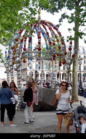 Skulptur, Installation, durch Jean-Michem Othoniel, bilden Eingang zum Palais Royal-Louvre Museum u-Bahnstation, Paris, Frankreich. Stockfoto