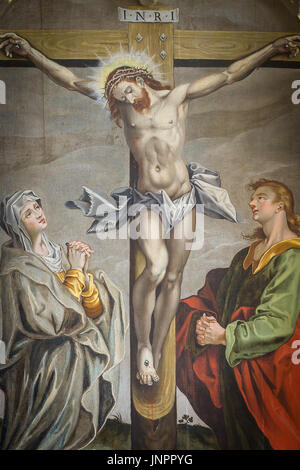 Die Kreuzigung, ein Altarbild von 1613 von einem unbekannten Künstler in der Jorlunde Kirche, Dänemark - 25. Juli 2017 Stockfoto