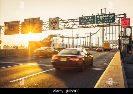 Verkehr auf Triborough Bridge, die Robert F. Kennedy-Brücke in New York City Stockfoto