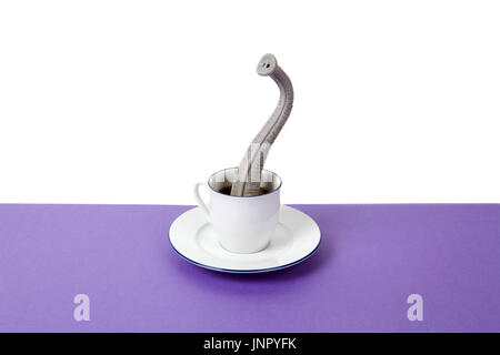 Ein Elefantenrüssel entstehende eine kleine Tasse Kaffee, als ob er versteckt hielten. Minimalistisches Design für lustige und skurrile Still Life Fotografie Stockfoto