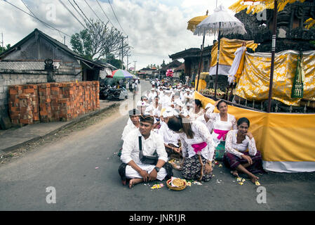 Bali, Indonesien - 4. Juli 2017 traditionellen balinesischen Menschen warten auf der Straße durch das Sitzen für die Religion-Veranstaltung. Stockfoto