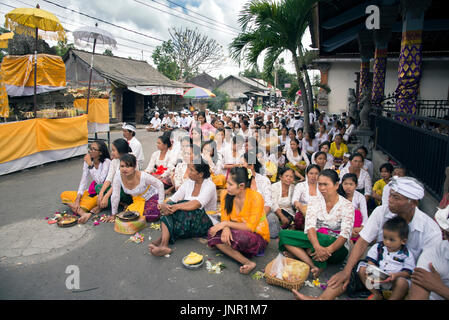 Bali, Indonesien - 4. Juli 2017 traditionellen balinesischen Menschen warten auf der Straße durch das Sitzen für die Religion-Veranstaltung. Stockfoto