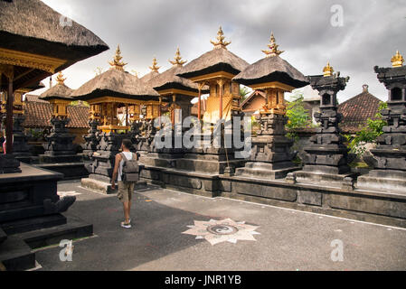 Bali, Indonesien - 4. Juli 2017 Garten eines Hauses wie Tempel in Bali Indonesien. Stockfoto