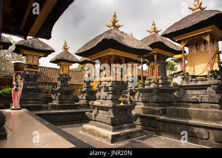 Bali, Indonesien - 4. Juli 2017 Garten eines Hauses wie Tempel in Bali Indonesien. Stockfoto